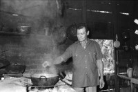Image of sheet 19930740 photo 10: Don Angel hackt ein Stück Mango - Baumrinde für therapeutische Zwecke ab. Er kocht sie aus und benützt sie als Lösung gegen geschwollene Glieder. Nicaragua 1993