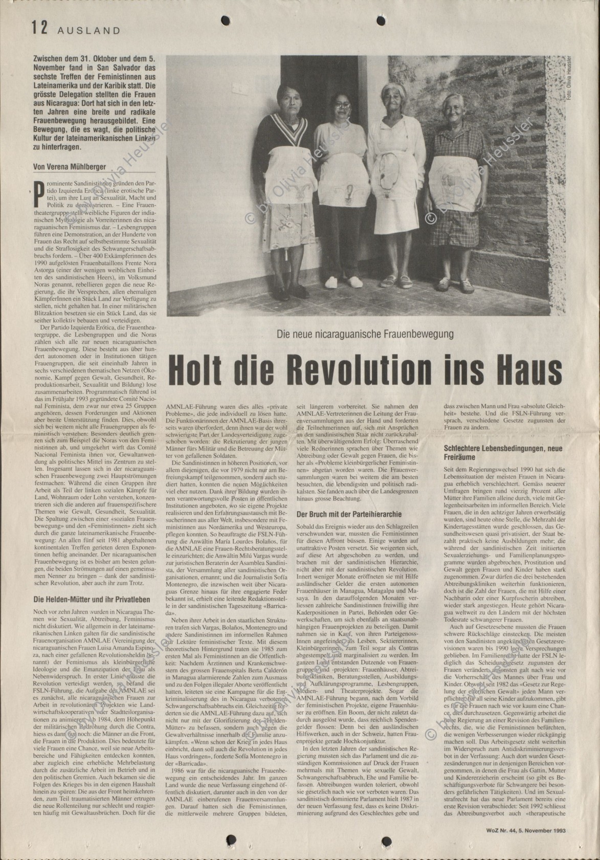 Image of sheet 19930740 photo 29: Hebammen im Zentrum für natürliches Gebären tragen Schürzen zur Ausbildung. Geburt Frauen Esteli. Nicaragua 08.93 1993 √ Gesundheit health center women birth healer Parteras
Midwifes with instruction-aprons on.

Las matronas de la «Casa del parto natural». De izqda. a dcha.:
Eduviges María Gutiérrez, seguida de la fundadora, Alicia Huete (Mama Licha),
Lidia Lira Arauz y Esther Mairena Mairena. Estelí, 1993 The midwives of the Home for Natural Childbirth: (l. to r.): Eduviges María Gutiérrez, the founder Alicia Huete (Mama Licha), Lidia Lira Arauz, and Esther Mairena Mairena. Estelí, 1993

gerahmt framed with passepartout 37 x 52 cm