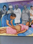 Image of sheet 19930740 photo 29: Hebammen im Zentrum für natürliches Gebären tragen Schürzen zur Ausbildung. Geburt Frauen Esteli. Nicaragua 08.93 1993 √ Gesundheit health center women birth healer Parteras
Midwifes with instruction-aprons on.

Las matronas de la «Casa del parto natural». De izqda. a dcha.:
Eduviges María Gutiérrez, seguida de la fundadora, Alicia Huete (Mama Licha),
Lidia Lira Arauz y Esther Mairena Mairena. Estelí, 1993 The midwives of the Home for Natural Childbirth: (l. to r.): Eduviges María Gutiérrez, the founder Alicia Huete (Mama Licha), Lidia Lira Arauz, and Esther Mairena Mairena. Estelí, 1993

gerahmt framed with passepartout 37 x 52 cm