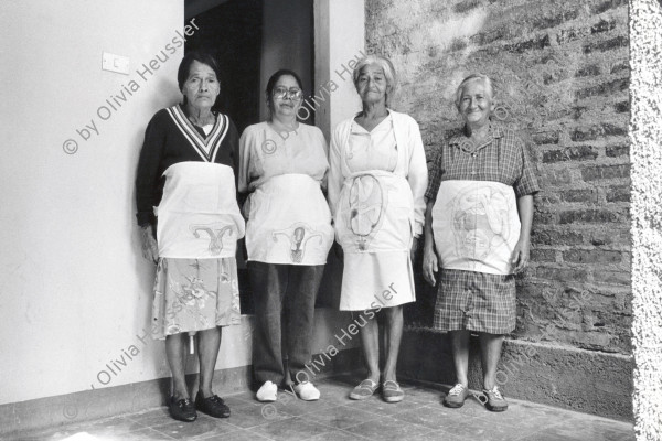 Image of sheet 19930740 photo 29: Das «Haus für natürliches Gebären» und seine Hebammen (v.l.n.r.):
Eduviges María Gutiérrez, die Gründerin Alicia Huete (Mama Licha), Lidia Lira Arauz und Esther Mairena Mairena. Estelí, 1993
Hebammen im Zentrum für natürliches Gebären tragen Schürzen zur Ausbildung, Nicaragua 1993.
Postkarte 
center women birth healer Parteras
Las matronas de la «Casa del parto natural». De izqda. a dcha.:
Eduviges María Gutiérrez, seguida de la fundadora, Alicia Huete (Mama Licha),
Lidia Lira Arauz y Esther Mairena Mairena. Estelí, 1993 The midwives of the Home for Natural Childbirth: (l. to r.): Eduviges María Gutiérrez, the founder Alicia Huete (Mama Licha), Lidia Lira Arauz, and Esther Mairena Mairena. Estelí, 1993
Aus: «Der Traum von Solentiname» EPF, Zürich 
«El Sueño de Solentiname» IHNCA Managua p.159
gerahmt framed with passepartout 37 x 52 cm