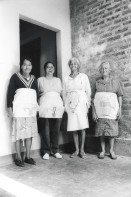 Image of sheet 19930740 photo 30: Hebammen im Zentrum für natürliches Gebären tragen Schürzen zur Ausbildung. Geburt Frauen Esteli. Nicaragua 08.93 1993 √ Gesundheit health center women birth healer
Midwifes with instruction-aprons on.

Las matronas de la «Casa del parto natural». De izqda. a dcha.:
Eduviges María Gutiérrez, seguida de la fundadora, Alicia Huete (Mama Licha),
Lidia Lira Arauz y Esther Mairena Mairena. Estelí, 1993 The midwives of the Home for Natural Childbirth: (l. to r.): Eduviges María Gutiérrez, the founder Alicia Huete (Mama Licha), Lidia Lira Arauz, and Esther Mairena Mairena. Estelí, 1993
