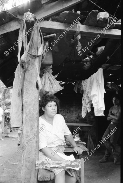 Image of sheet 19930750 photo 4: Don Angel. Polin mit EG Büchse. Huhn und Hund spiegeln sich. Nicaragua See. Strand von Moyogalpa. Apotheke 'Naturaleza' in Managua. Im Casa para el Parto Natural. Esteli Mama Licha. mit Brille, Leiterin. und Lidia Lira Arauz, 65, 14 Kinder. Nr. 29.
Nicaragua 1993