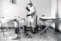 Image of sheet 19930760 photo 31: Die Cholerabteilung im Gesundheitszentrum von Pueblo Nuevo. Nicaragua 1993 √
health center 
A female health person cleans the quarantine hospital room.
© 1993, OLIVIA HEUSSLER / www.clic.li
