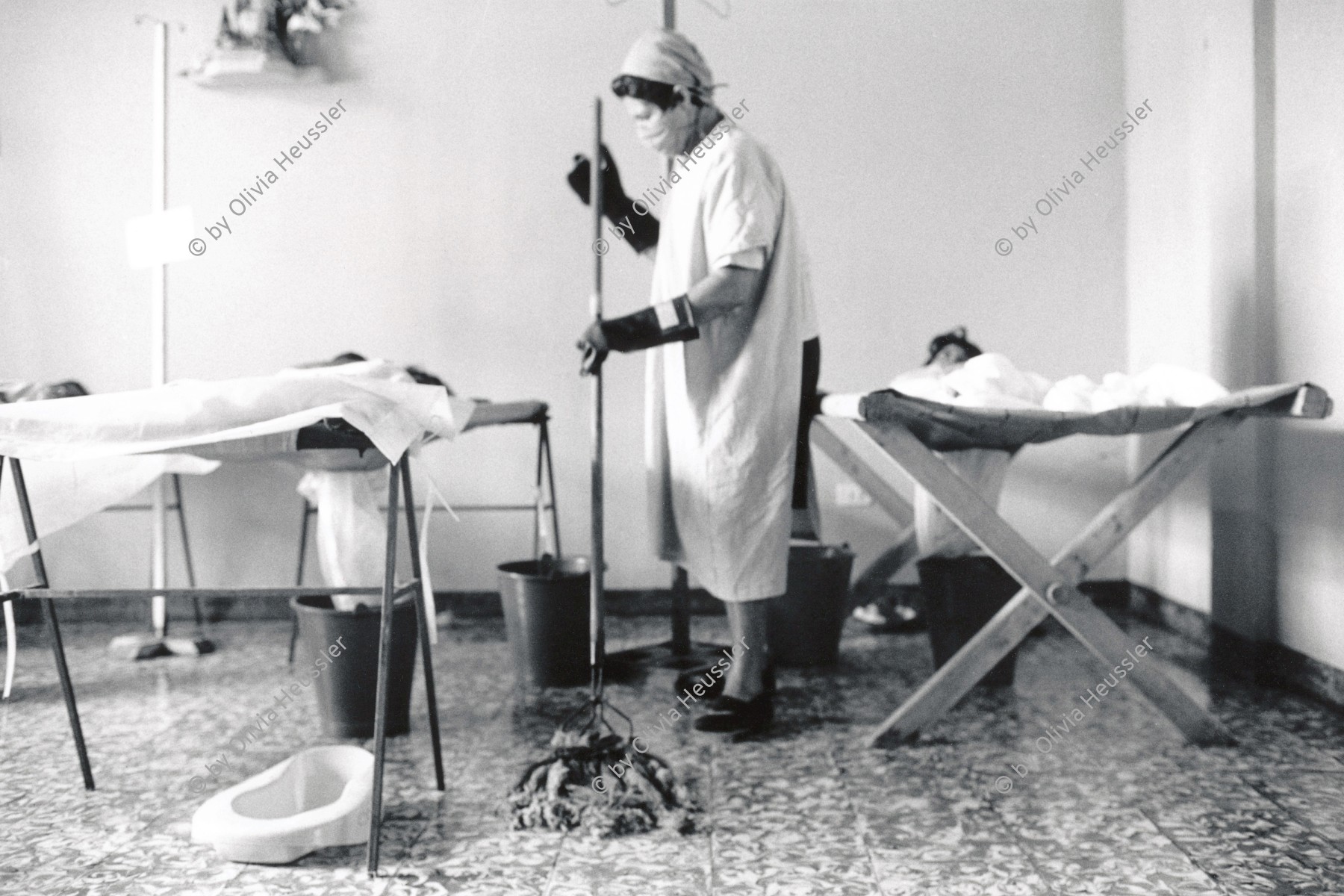 Image of sheet 19930760 photo 31: Die Cholerabteilung im Gesundheitszentrum von Pueblo Nuevo. Nicaragua 1993 √
health center 
A female health person cleans the quarantine hospital room.
© 1993, OLIVIA HEUSSLER / www.clic.li