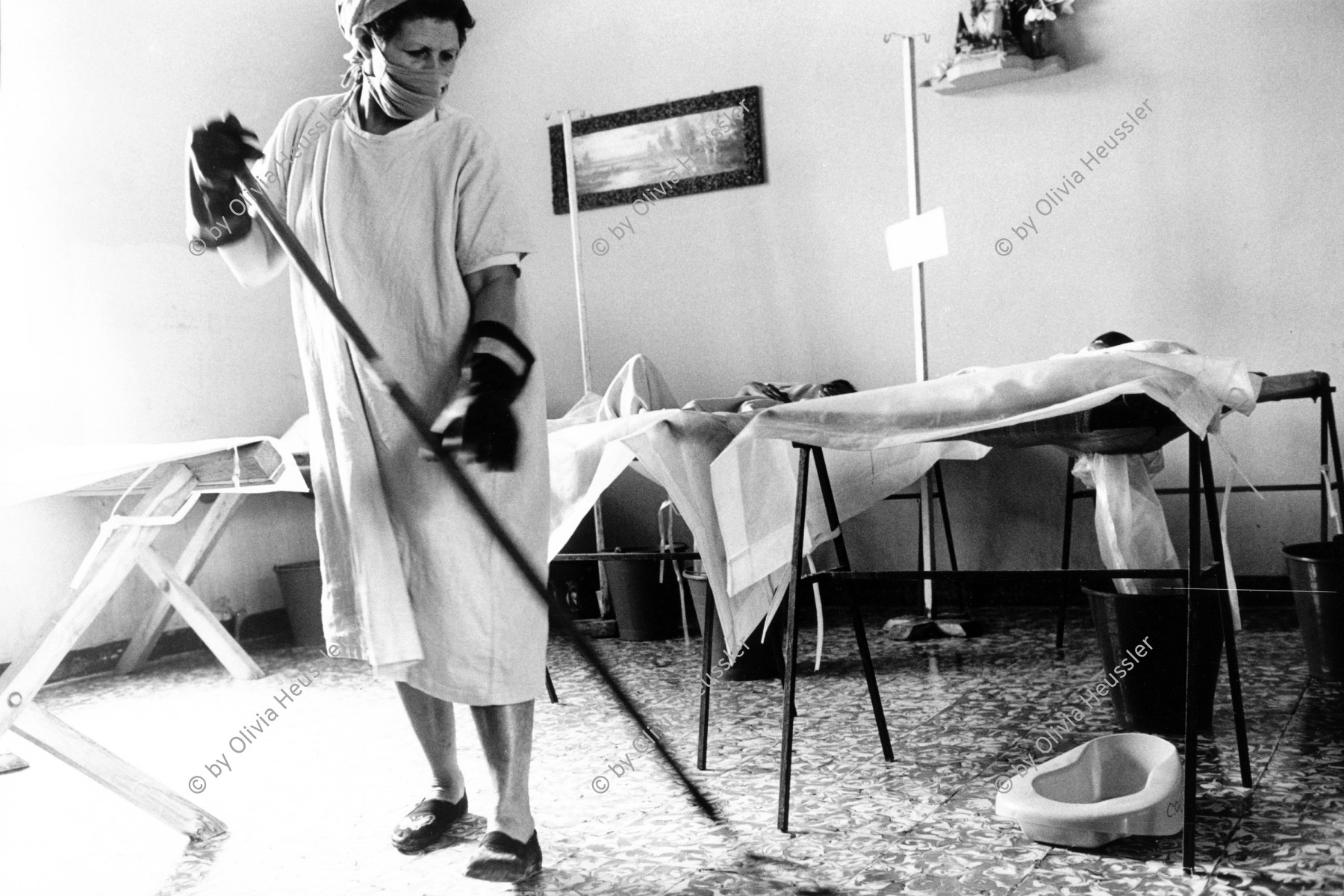 Image of sheet 19930760 photo 33: Die Cholerabteilung im Gesundheitszentrum von Pueblo Nuevo. Nicaragua 1993 √
Cholera Hospital clinic medical health center
Woman cleaning the quarantine hospital room. work 
© 1993, OLIVIA HEUSSLER / www.clic.li