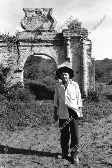 Image of sheet 19930770 photo 35: Der Heiler Don Juan Alberto Benavides kurz vor seinem Tod vor dem alten «Friedhof der Reichen». Pueblo Nuevo, Dep. Estelí, 1994
Aus: «Der Traum von Solentiname» EPF, Zürich 
«El Sueño de Solentiname» IHNCA Managua p.155

Der Heiler Don Juan Alberto Benavidez in seinem Dorf. 
The healer Don Juan Alberto Benavidez in his village.
natural health traditional medicine healing

Curandero Don Juan Alberto Benavides
en el viejo «Cementerio de los Ricos»
poco antes de su muerte. Pueblo Nuevo, Dpto. de Estelí, 1993