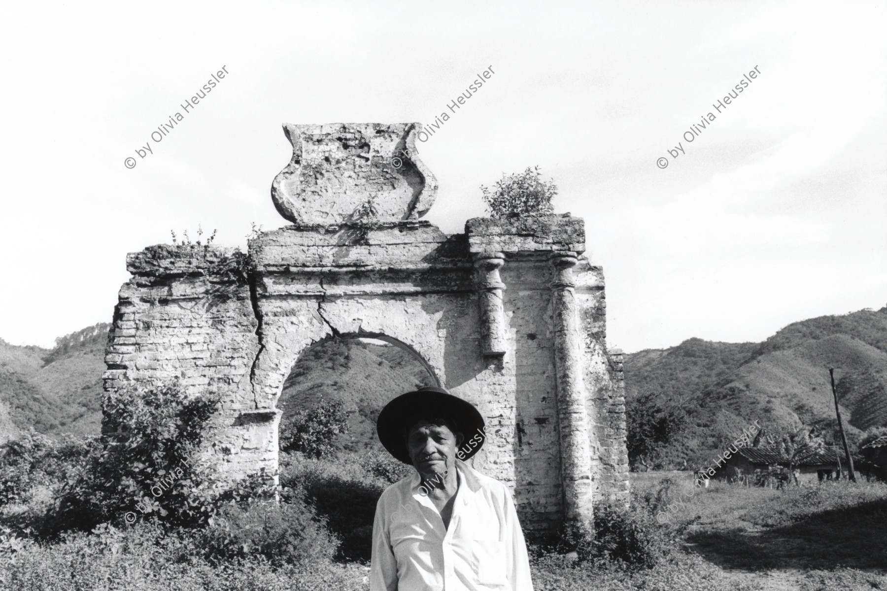 Image of sheet 19930770 photo 36: Der Heiler Don Juan Alberto Benavidez in seinem Dorf. Pueblo Nuevo, Nicaragua 1993 √

El curandero Don Juan Alberto Benavides
en el viejo «Cementerio de los Ricos»
poco antes de su muerte.
Pueblo Nuevo, Dpto. de Estelí, 1993
Healer Don Juan Alberto Benavides
shortly before his death in the
old “Cemetery of the Rich.”
Pueblo Nuevo, Dep. Estelí, 1993