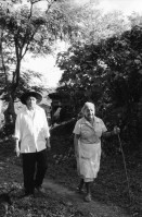 Image of sheet 19930770 photo 37: frtsg. 930760 Cholera Patientinnen. zu Hause bei Juan Alberto Benavidez. Heiler. Er zeigt mir die Pflanzen die im Veterinär Medizinischen Bereich benützbar sind.mit Hut vor altem Tor. ?mit Dona Genoveva Zamorra. Tinoco assistiert.