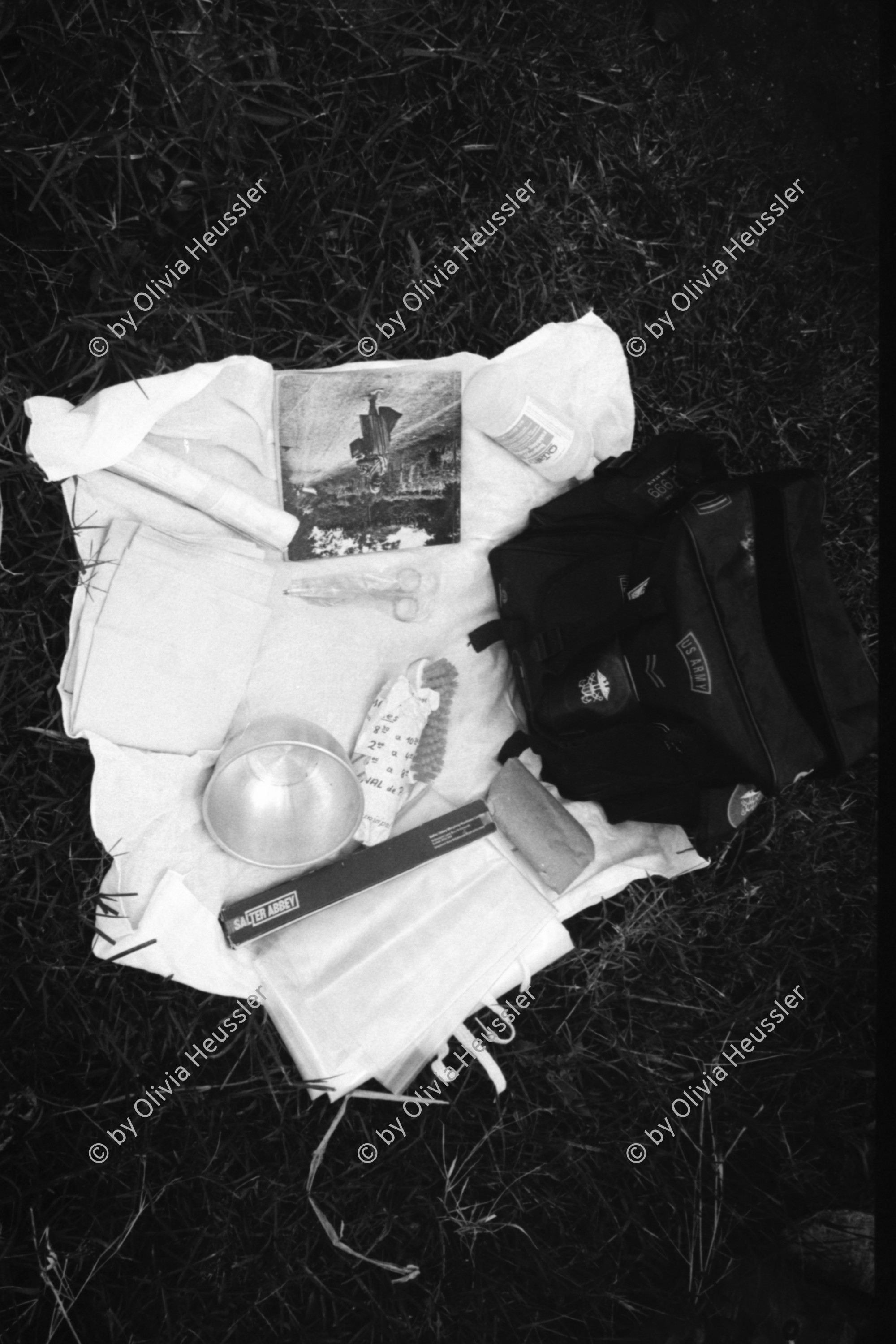 Image of sheet 19930780 photo 17: frtsg. 930740 Doña Hebamme Maria betreut eine junge Frau Sandra in der Hängematte. im Holzhaus. Barake. Sie zeigt mir ihre Arbeitsutensilien. vor ihrem häuschen. und drinnen. auf dem Weg nach Esteli. Frau mit Schirm Pantasma mit Polin und Riccardo Salinas Valdivia 
Esteli Nicaragua 1993 Lindavista