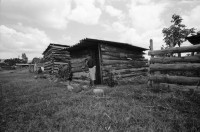 Image of sheet 19930780 photo 29: frtsg. 930740 Doña Hebamme Maria betreut eine junge Frau Sandra in der Hängematte. im Holzhaus. Barake. Sie zeigt mir ihre Arbeitsutensilien. vor ihrem häuschen. und drinnen. auf dem Weg nach Esteli. Frau mit Schirm Pantasma mit Polin und Riccardo Salinas Valdivia 
Esteli Nicaragua 1993 Lindavista