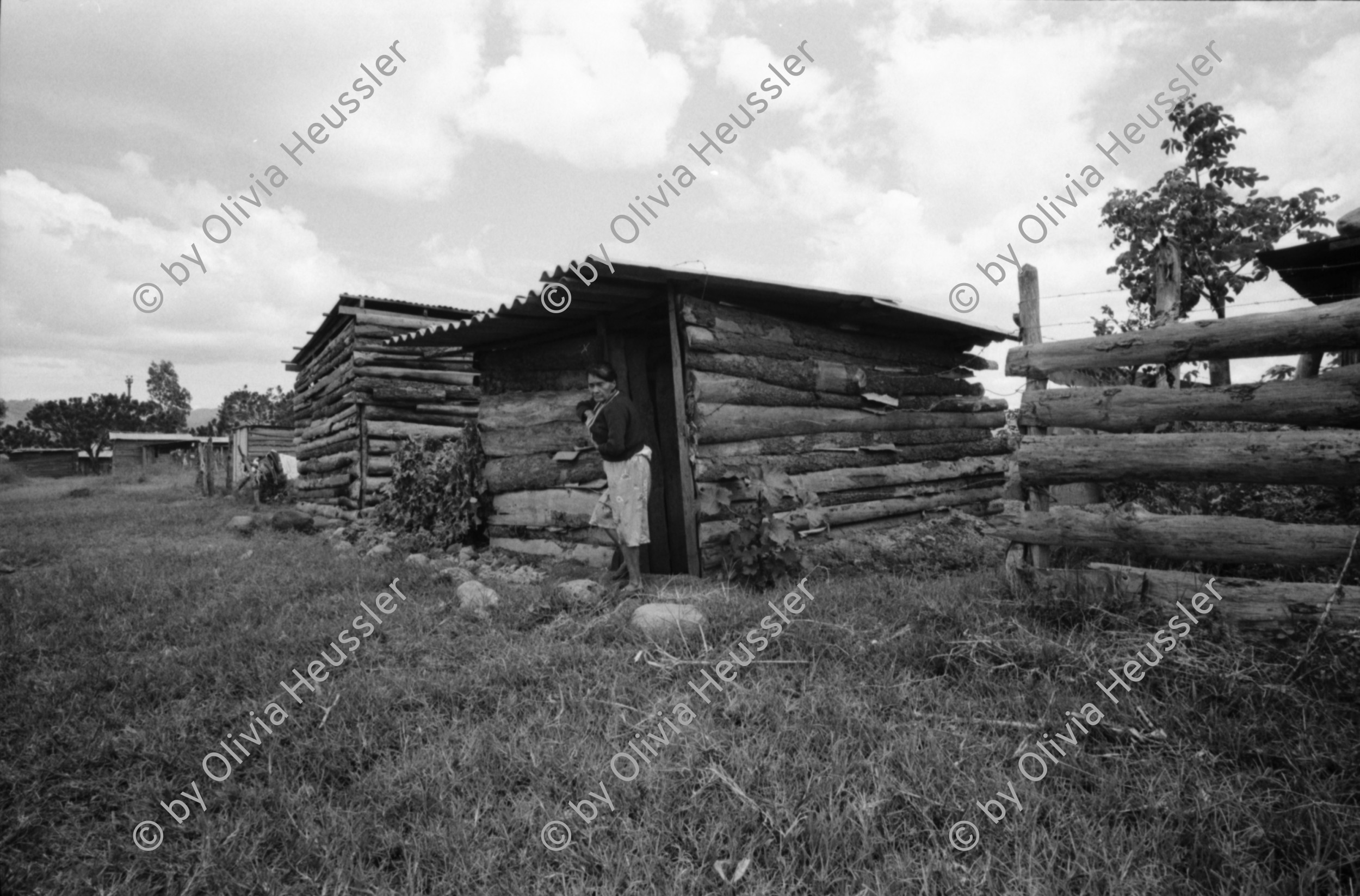 Image of sheet 19930780 photo 29: frtsg. 930740 Doña Hebamme Maria betreut eine junge Frau Sandra in der Hängematte. im Holzhaus. Barake. Sie zeigt mir ihre Arbeitsutensilien. vor ihrem häuschen. und drinnen. auf dem Weg nach Esteli. Frau mit Schirm Pantasma mit Polin und Riccardo Salinas Valdivia 
Esteli Nicaragua 1993 Lindavista