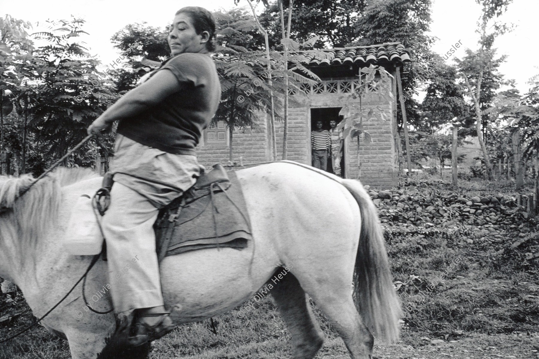 Image of sheet 19930780 photo 33: Bei uns auf dem Dorfe ist es schön. Pantasma Nicaragua 1993 √ Women on horseback and Adobe house