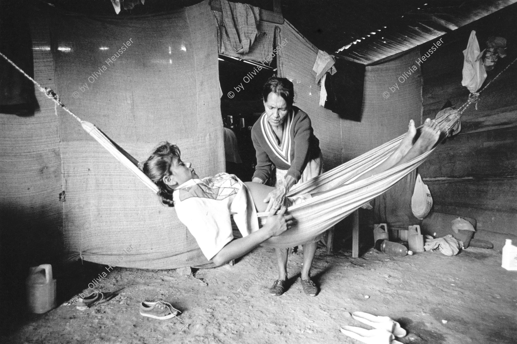 Image of sheet 19930780 photo 4: © 1993, OLIVIA HEUSSLER/ www.clic.li
Dona Maria ist Hebamme und betreut eine junge Schwangere in der Hängematte im Quartier. Esteli, Nicaragua 1993 ? teenager mädchen
 traditonal health car medical natural medicine plants healer healing pregnancy pregnant women girl kid midwife
Zurück von Brot für die Welt