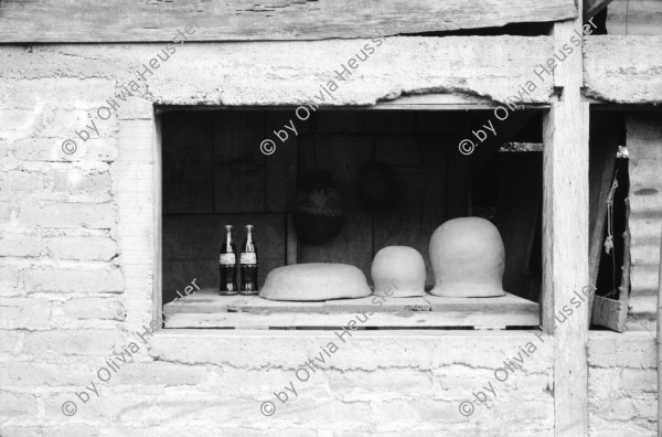 Image of sheet 19930790 photo 2: Verkauf von Coca und Tongefässen. Laden für s.La Barranca Schulungszentrum. Altar.