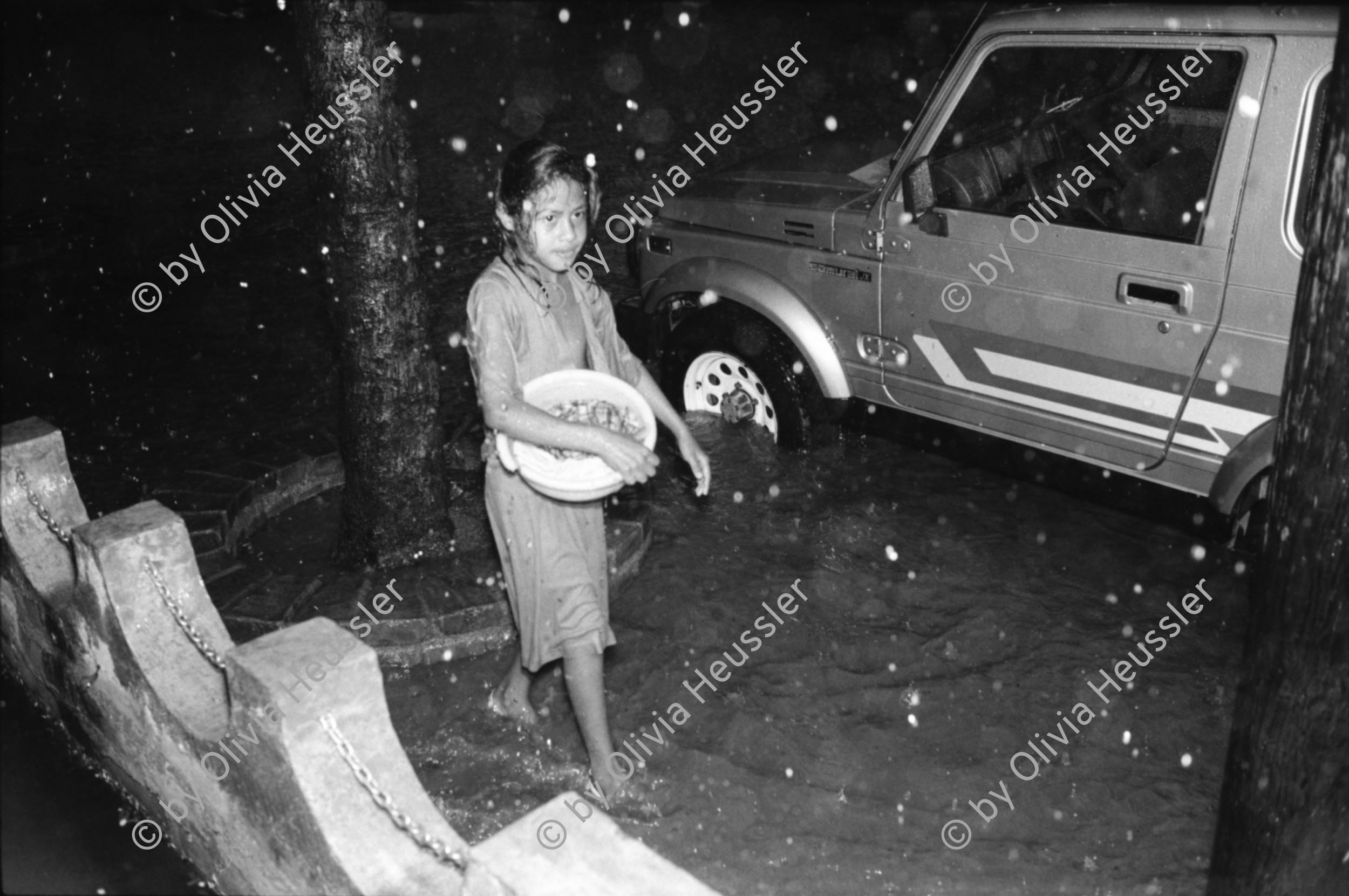 Image of sheet 19930790 photo 26: Tempate Baum. Verkauf von Coca und Tongefässen. Laden für Schuluniformen. Foto Salgado. Schulkinder waschen im Fluss ihre Schulbänke. Das Barrio wird von Angehörigen des Gesundheitsministeriums gegen Dengue und Malaria mit Insektiziden eingesprayt. Dona Maria. Bayardo Gamez hält in der Uni Esteli einen Vortrag über den indianischen Ursprungs der Nicaraguanerinnen. Ueberschwemmung in Esteli vor dem Haus.La Barranca Schulungszentrum. Altar.  Nicaragua 1993