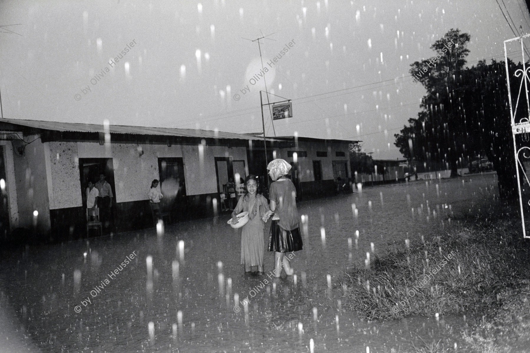 Image of sheet 19930790 photo 28: © 1993, OLIVIA HEUSSLER/ www.clic.li
Im Zentrum der Stadt stehen zwei Mädchen knöcheltief im Wasser. Jedes Jahr gibt es stärkere Uberschwemmungen in Esteli. Nicaragua 08.93 √ 1993 water hurricane