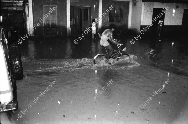 Image of sheet 19930790 photo 30: Tempate Baum. Verkauf von Coca und Tongefässen. Laden für Schuluniformen. Foto Salgado. Schulkinder waschen im Fluss ihre Schulbänke. Das Barrio wird von Angehörigen des Gesundheitsministeriums gegen Dengue und Malaria mit Insektiziden eingesprayt. Dona Maria. Bayardo Gamez hält in der Uni Esteli einen Vortrag über den indianischen Ursprungs der Nicaraguanerinnen. Ueberschwemmung in Esteli vor dem Haus.La Barranca Schulungszentrum. Altar.  Nicaragua 1993