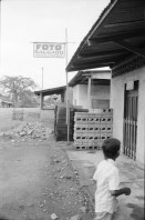 Image of sheet 19930790 photo 4: Tempate Baum. Verkauf von Coca und Tongefässen. Laden für Schuluniformen. Foto Salgado. Schulkinder waschen im Fluss ihre Schulbänke. Das Barrio wird von Angehörigen des Gesundheitsministeriums gegen Dengue und Malaria mit Insektiziden eingesprayt. Dona Maria. Bayardo Gamez hält in der Uni Esteli einen Vortrag über den indianischen Ursprungs der Nicaraguanerinnen. Ueberschwemmung in Esteli vor dem Haus.La Barranca Schulungszentrum. Altar.  Nicaragua 1993