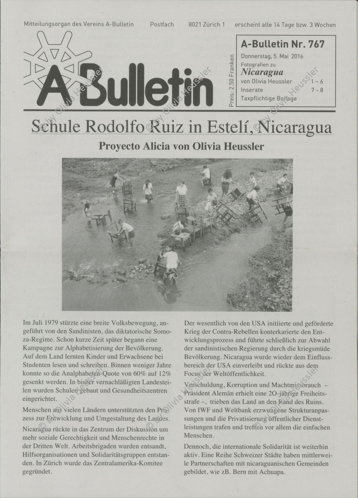 Image of sheet 19930790 photo 8: Schüler:Innen reinigen ihre Schulbänke in einem Bach, Pantasma Nicaragua 1993.