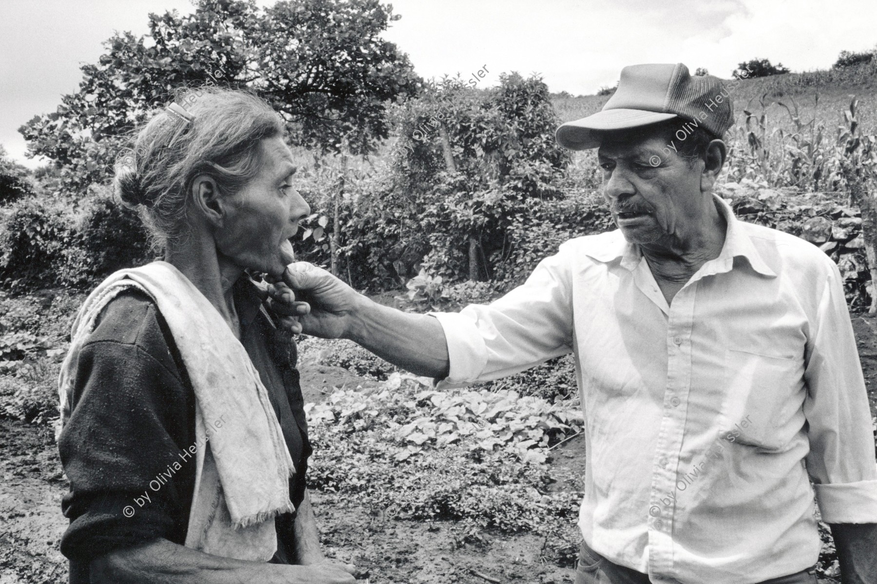 Image of sheet 19930800 photo 20: © 1993, Olivia Heussler / www.clic.li
Heiler Juan alberto Benavidez betreut seine PatientInnen überall. Pueblo Nuevo, Nicaragua 1993 ?
traditonal health car medical natural medicine plants healer healing indigene indigena Curandero

Zurück von Brot für die Welt