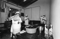 Image of sheet 19930800 photo 5: Im Zentrum für traditionelle Heilmedizin werden die Produkte abgefüllt. Esteli Nicaragua 1993
farmacia Pharmacy health medical product Medicina popular arbeit Frauen work women 

Zurück von Brot für die Welt