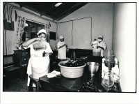 Image of sheet 19930800 photo 5: Im Zentrum für traditionelle Heilmedizin werden die Produkte abgefüllt. Esteli Nicaragua 1993
farmacia Pharmacy health medical product Medicina popular arbeit Frauen work women 

Zurück von Brot für die Welt