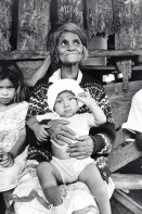 Image of sheet 19930810 photo 13: Die Heilerin Dona Carmen und ein kleiner Patient. Palaqaüina Nicaragua 1993 ?
Curandero curar Healer healing medical traditional natural
medicine  heilen Naturheilmedizin