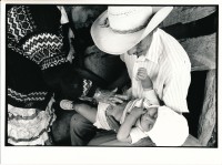 Image of sheet 19930810 photo 19: Die Heilerin Dona Carmen behandelt bei sich zu Hause ein kleiner Junge gegen 'Empacho'. Palaqaüina Nicaragua 1993  heilen Naturheilmedizin health traditionelle Heilmedizin Curandera medicina popular 

Zurück von Brot für die Welt
