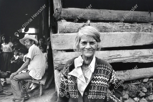 Image of sheet 19930810 photo 25: Die Heilerin Dona Carmen  bei sich zu Hause in Palaqaüina. Nicaragua 09.93 ? 1993
Curandera curar Healer healing medical traditional natural medicine
woman women female  heilen Naturheilmedizin