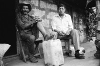 Image of sheet 19930810 photo 3: Juan Alberto, links und sein Patenkind (!) Gregorio Canales Rodriguez. Dona Carmen Acebedo, 70.Pueblo Nuevo, behandelt ein kleiner Junge, der an Empacho leidet. Sie reibt seine Gliedchen und den Bauch mit Ziegenfett ein. Die Wärme soll ihm gut tun. Der Vater des Kindes sitzt eng neben dona Carmen und lässt es nicht allein. Portrait.mit Bouanerge Tercero. Nicaragua 1993 Curandero curar Healer healing medical traditional natural