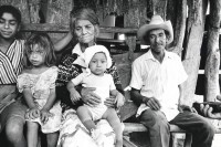 Image of sheet 19930810 photo 5: Die Heilerin Dona Carmen behandelt bei sich zu Hause. Palaqaüina Nicaragua 1993 ? healer healing tradtional medicine natural curandero female indigena indigene woman heilen Naturheilmedizin