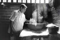 Image of sheet 19930820 photo 2: © 1993, Olivia Heussler / www.clic.liDer Heiler Juan Alberto Benavidez bereitet  bei sich zu Hause eine Lösung zu. Nicaragua 1993 √

Curandero curar Healer healing medical traditional natural medicine