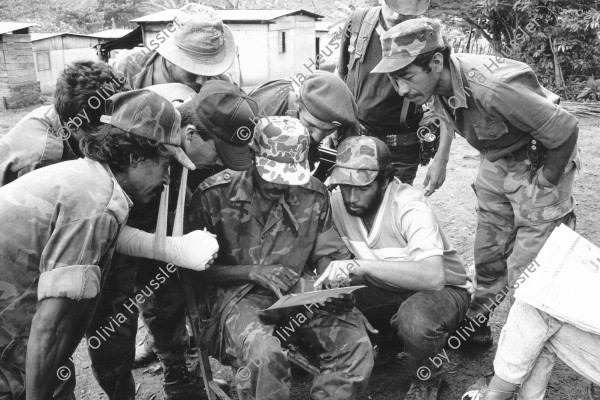 Image of sheet 19930820 photo 28: © 1993, Olivia Heussler / www.clic.li
Angehörige der 'Frente Revolucionario Campesino y Obrero' FROC, in der Enklave im Norden Nicaragua 1993 √
Military Army Soldier war guerilla security zone 
watching the pictures sheets i took shot from them a year before