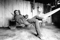Image of sheet 19930830 photo 20: Pedrito el Hondureno, alias Viktor Gallegas, der Chef vom Frente Revolucionario Obrero y Campesino (FROC) im Quartier einer militärischen Enklave im Norden Nicaraguas. 09.93
 Army soldier insurecion Guerilla war

Pedrito el Hondureno, Viktor Gallegas, the chief of Frente Revolucionario Obrero y Campesino (Froc) in the neighborhood of a military enclave in northern Nicaragua
