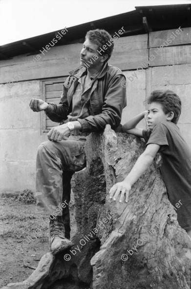 Image of sheet 19930830 photo 5: Pedro, zweiter Chef vom Frente Revolucionario Obrero y Campesino FROC aus Regadio und Pedrito el Hondureno, Victor Gallegos Nr. 18 und der Estado Mayor in der Zona Enclave San Jeronimo. Im Hof vom Haus von Juanita Anita hängt im Regen ihre Wäsche auf. Die Brücke ist zusammengestürzt. Junge springen vom Rest der Brücke in die Fluten. Nicaragua Esteli 1993