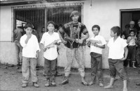 Image of sheet 19930870 photo 13: frtsg. 930820 Portrait FROC ex mayor del EPS Víctor Manuel Gallego (alias Pedrito el Hondureño) In der Enklave San Jeronimo. Sicherheitszone. Angehörige des FROC schauen fern und amüsieren sich mit jungen Frauen, während die BED Soldaten zuschauen. Estado Mayor mit Olivia und Galo, der ecuadorianische Journalist. In einem Lebensmittelladen in Lindavista, Esteli verkauft eine junge Frau Alka Seltzer und Maggi Suppen Würfel. Sie verkauft auch eine Heilpflanze. Die Weinraute, la Ruda. Kinder springen von der Brücke ins Hochwasser . Die Bäume (Wurzelstock) sind vom Hochwasser bedroht. Daniel Ortega spricht vor Militanten Anhänger des FSLN Frente Sandinista para la Liberacion Nacional
Esteli Nicaragua 1993