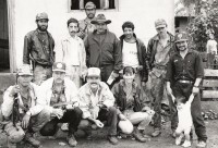 Image of sheet 19930870 photo 4: Die Schweizer Fotografin Olivia Heussler (unten re.) und der 'Estado Mayor'des Frente Revolucionario Obrero y Campesino (FROC) mit dem Führer, Pedrito el Hondureno alias Viktor Gallegos, (oben mitte), in der Sicherheitszone im Norden Nicaraguas. 1993 San Jeronimo

Swiss photographer Olivia Heussler (below r.) And the 'Estado Mayor' of Frente Revolucionario Obrero y Campesino (Froc) with the leader, Pedrito el Hondureno alias Victor Gallegos, (top center), in the security zone in northern Nicaragua. 1993 San Jeronimo war krieg