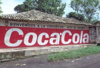 Image of sheet 19930901 photo 3: Wandmalerei fuer Werbung der  Coca Cola Compagny gegen Cholera in La Concepcion.
Nicaragua 1993, Zentralamerica

19930901 03
Cholera; colera; Coca Cola; Nicaragua; Wandmalerei; Mural; Ziegeldach ; Central America

{