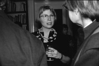 Image of sheet 19931180 photo 22: Im Antiquariat Peter Petraj Portrait hält Susanne Gisel Pfankuch eine Lesung über Alis Guggenheim aus ihrem Buch. Turli Reutemann Ruth Guggenheim Paul Eppstein etc.  Paul Sieber Dr. med. Harald Haro Rotter. Olivia und Lu von hinten in Trinkhalle Schuls Tarasp Fernsehen DRS filmt. Kanton Graubünden

© 1993, OLIVIA HEUSSLER / www.clic.li