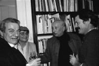 Image of sheet 19931180 photo 25: Im Antiquariat Peter Petraj Portrait hält Susanne Gisel Pfankuch eine Lesung über Alis Guggenheim aus ihrem Buch. Turli Reutemann Ruth Guggenheim Paul Eppstein etc.  Paul Sieber Dr. med. Harald Haro Rotter. Olivia und Lu von hinten in Trinkhalle Schuls Tarasp Fernsehen DRS filmt. Kanton Graubünden

© 1993, OLIVIA HEUSSLER / www.clic.li