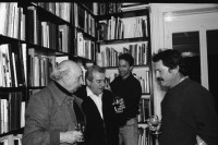 Image of sheet 19931180 photo 27: Im Antiquariat Peter Petraj Portrait hält Susanne Gisel Pfankuch eine Lesung über Alis Guggenheim aus ihrem Buch. Turli Reutemann Ruth Guggenheim Paul Eppstein etc.  Paul Sieber Dr. med. Harald Haro Rotter. Olivia und Lu von hinten in Trinkhalle Schuls Tarasp Fernsehen DRS filmt. Kanton Graubünden

© 1993, OLIVIA HEUSSLER / www.clic.li