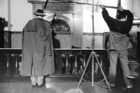 Image of sheet 19931180 photo 37: Lu  Nüscheler von hinten in Trinkhalle Schuls Tarasp Fernsehen SRF filmt. Kanton Graubünden 1993 √
© 1993, OLIVIA HEUSSLER / www.clic.li
