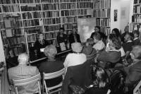 Image of sheet 19931180 photo 4: © 1993, Olivia Heussler / www.clic.li
Susanne Pfankuch während einer Lesung aus: Als ob ich selber nackt in Schnee und Regen stehe : Alis Guggenheim. 1896-1958 einem Portrait der Malerin und Bildhauerin Alis Guggenheim. Zürich 1993 Schweiz Switzerland Europe art painter 
writer art historian lecture literature