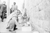 Image of sheet 19931200 photo 17: Silvia Voser Portrait 
Ost-Jerusalem ami Tourist mit Kefiah Mann schreibt für Klientel Texte auf Schreibmaschiene. Polizei verjagt Marktfrau. Palmen Handel mit Gewürzen. Autostrasse auf Greeline Mea Shearim Frau reinigt. Israel Palästina 1993