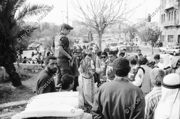 Image of sheet 19931200 photo 19: Silvia Voser Portrait 
Ost-Jerusalem ami Tourist mit Kefiah Mann schreibt für Klientel Texte auf Schreibmaschiene. Polizei verjagt Marktfrau. Palmen Handel mit Gewürzen. Autostrasse auf Greeline Mea Shearim Frau reinigt. Israel Palästina 1993