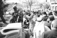 Image of sheet 19931200 photo 21: Eine Marktfrau die illegal Gemüse verkaufen wollte, wird von der Polizei
vertrieben, Ost-Jerusalem 1993. 
Palästina Palestine