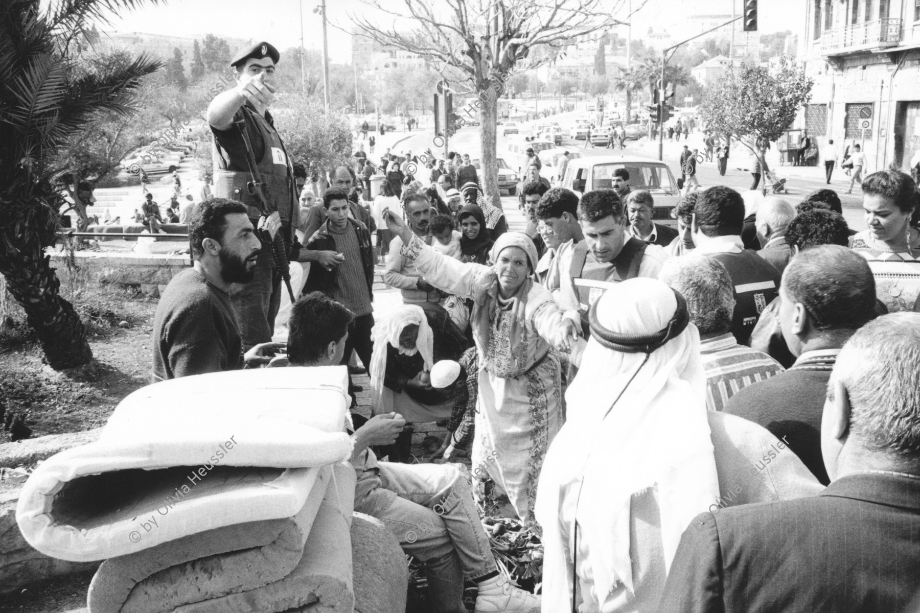 Image of sheet 19931200 photo 21: Eine Marktfrau die illegal Gemüse verkaufen wollte, wird von der Polizei
vertrieben, Ost-Jerusalem 1993. 
Palästina Palestine