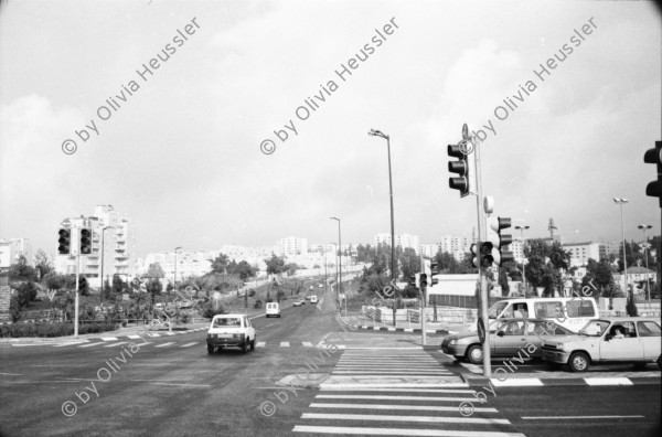 Image of sheet 19931200 photo 31: Silvia Voser Portrait 
Ost-Jerusalem ami Tourist mit Kefiah Mann schreibt für Klientel Texte auf Schreibmaschiene. Polizei verjagt Marktfrau. Palmen Handel mit Gewürzen. Autostrasse auf Greeline Mea Shearim Frau reinigt. Israel Palästina 1993