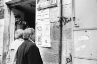 Image of sheet 19931200 photo 7: Silvia Voser Portrait 
Ost-Jerusalem ami Tourist mit Kefiah Mann schreibt für Klientel Texte auf Schreibmaschiene. Polizei verjagt Marktfrau. Palmen Handel mit Gewürzen. Autostrasse auf Greeline Mea Shearim Frau reinigt. Israel Palästina 1993