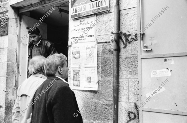 Image of sheet 19931200 photo 7: Silvia Voser Portrait 
Ost-Jerusalem ami Tourist mit Kefiah Mann schreibt für Klientel Texte auf Schreibmaschiene. Polizei verjagt Marktfrau. Palmen Handel mit Gewürzen. Autostrasse auf Greeline Mea Shearim Frau reinigt. Israel Palästina 1993